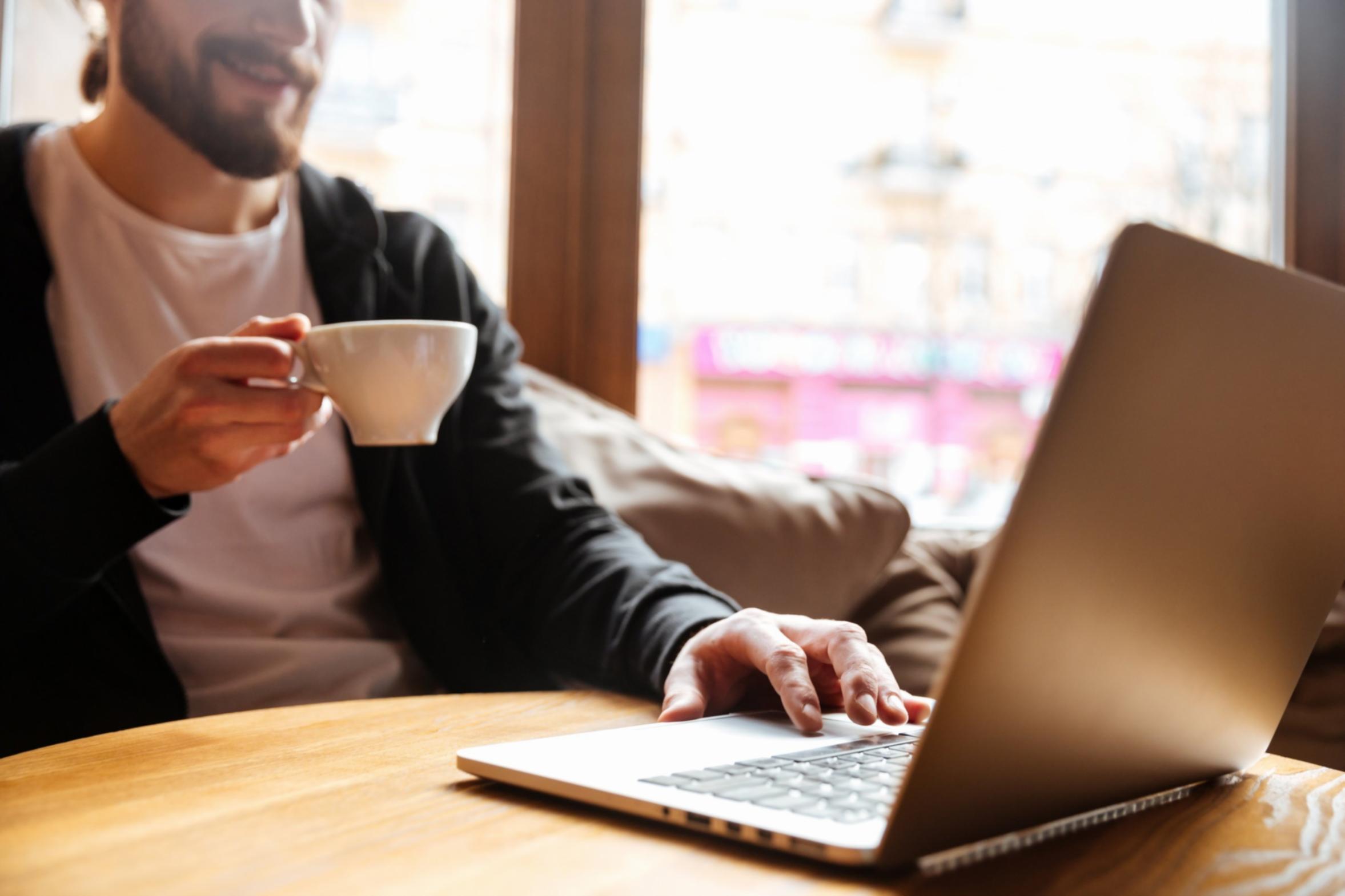 Modernes Büro mit Arbeitsplätzen für technische SEO-Beratung